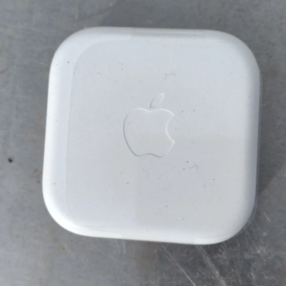 Apple White EarPods3.5mm Lighting Connector with Remote and Mic NWOT